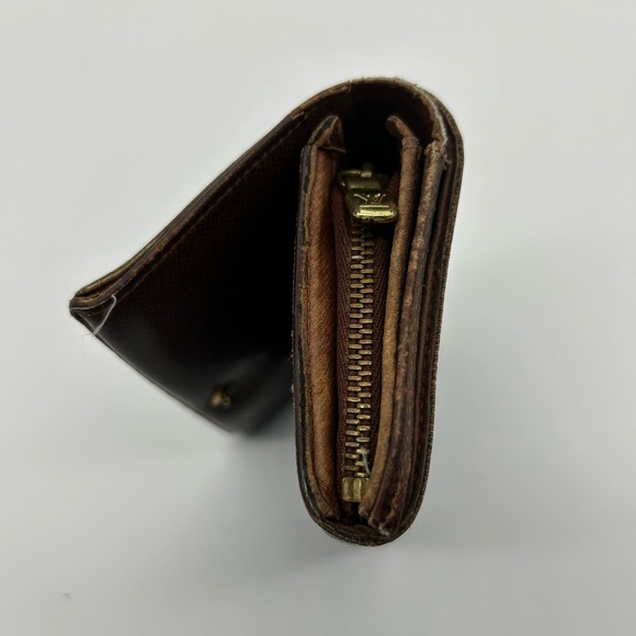 Louis Vuitton wallet with zipper and snap - Picture 3 of 10